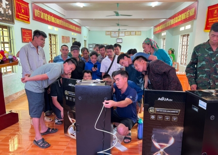 Distribution of domestic purification filters in Ban Ngo commune