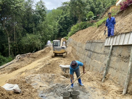 The construction of the embankment for the Nam Dan kindergarten